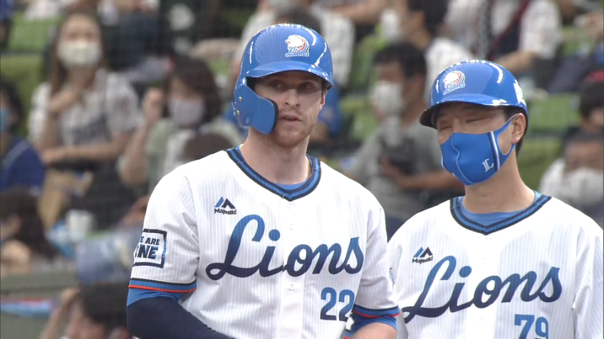 4回裏・Lスパンジェンバーグ ショートの頭の上を越えるタイムリーヒット!!