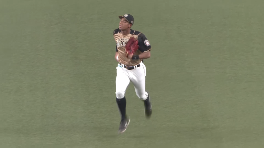 3回裏・F万波 ピッチャーを助けるナイスキャッチ!!