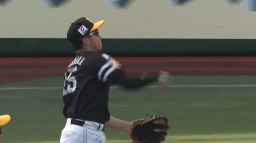 7回裏・H谷川原 フェンス際の打球をジャンプしてキャッチ!!