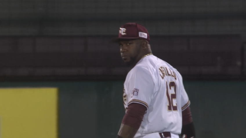 5回表・Eカスティーヨ ライト前に落ちそうな当たりをスライディングキャッチ!!