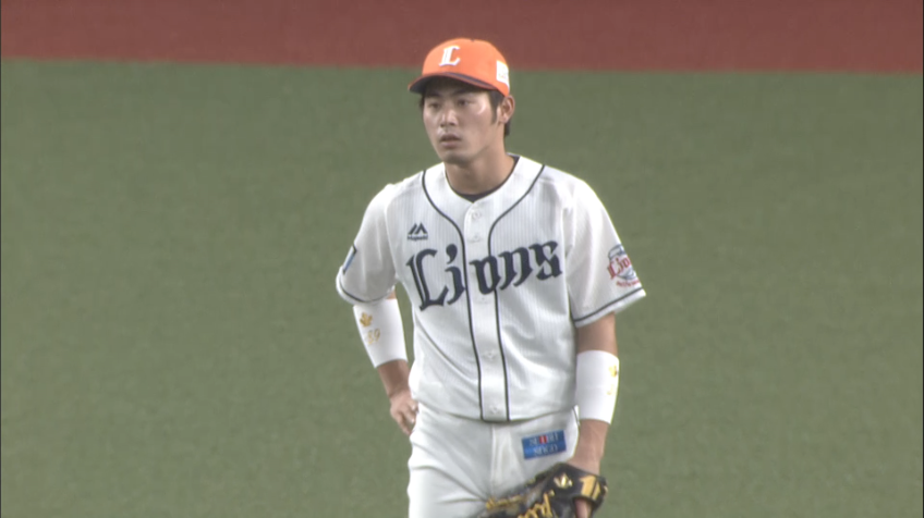 1回表・L岸 落ちそうなボールをランニングキャッチして先発今井を救う!!