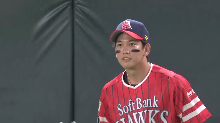 3回表・H栗原 フェンスにぶつかりながらナイスキャッチ!! アウトをもぎ取った!!