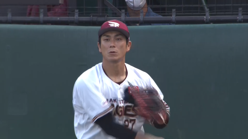 4回表・E岡島 フェンス際の打球をランニングキャッチ!!