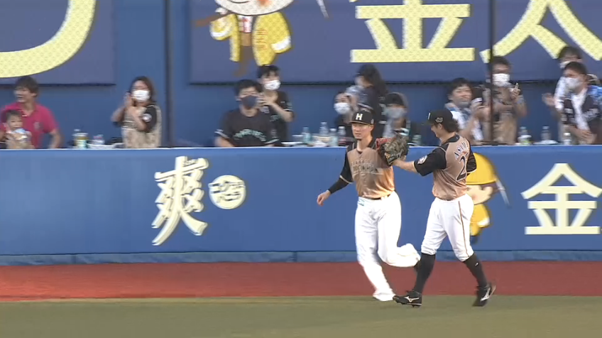 3回裏・F西川 これぞ美技!! レフトフェンス際のフライを見事にジャンピングキャッチ!!