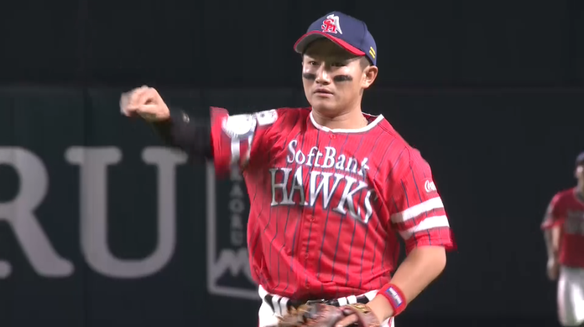 7回表・H野村 頭上を超えそうな打球をジャンピングキャッチ!!