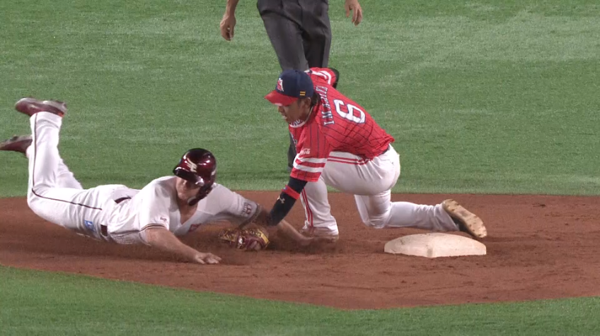 4回表・H甲斐 三振ゲッツー成立!! ストライク送球で盗塁阻止!!