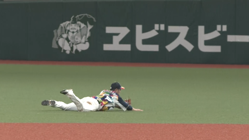 7回表・L外崎 ダイビングキャッチで好プレイ!!