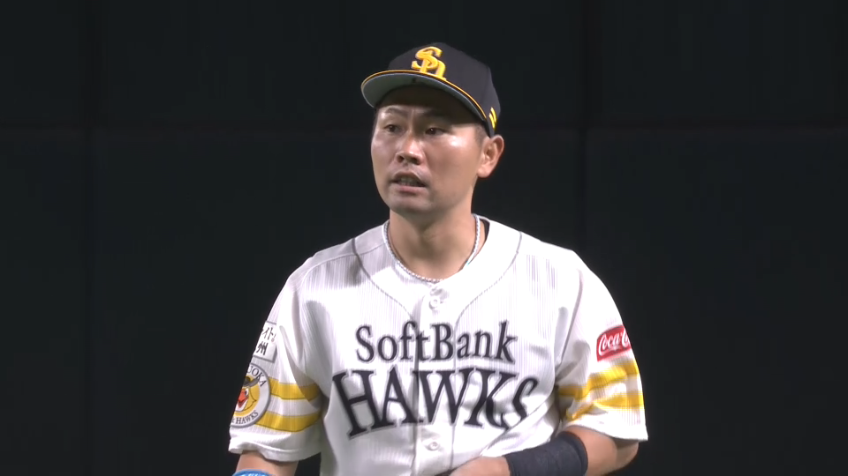 8回表・H中村晃 ライト前に抜けそうな当たりをダイビングキャッチ!!