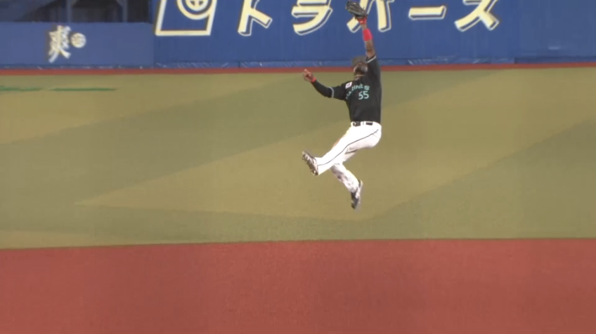 1回表・Mエチェバリア 軽い身のこなしでジャンピングキャッチ!!