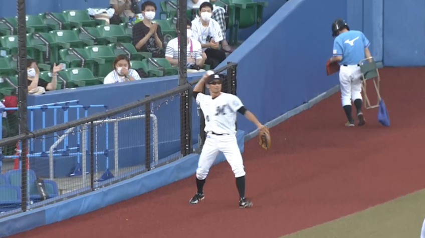 2回表・M荻野 ファールゾーンの打球をランニングキャッチ!!