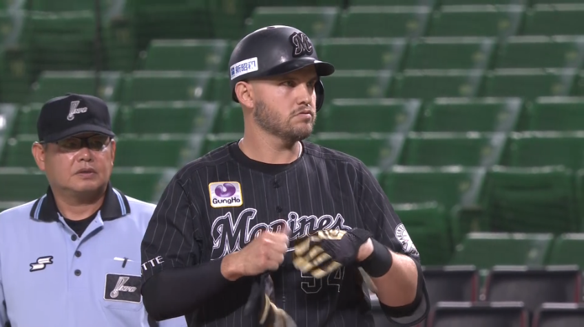 4回表・Mレアード 三塁線を破る先制の2点タイムリーヒット!!