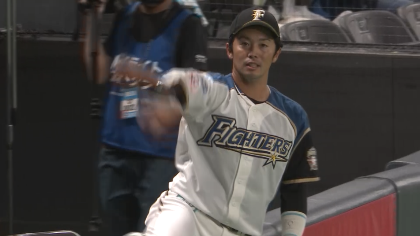 9回表・F谷内 キャッチならずも身を乗り出して打球を追うナイスファイト!!