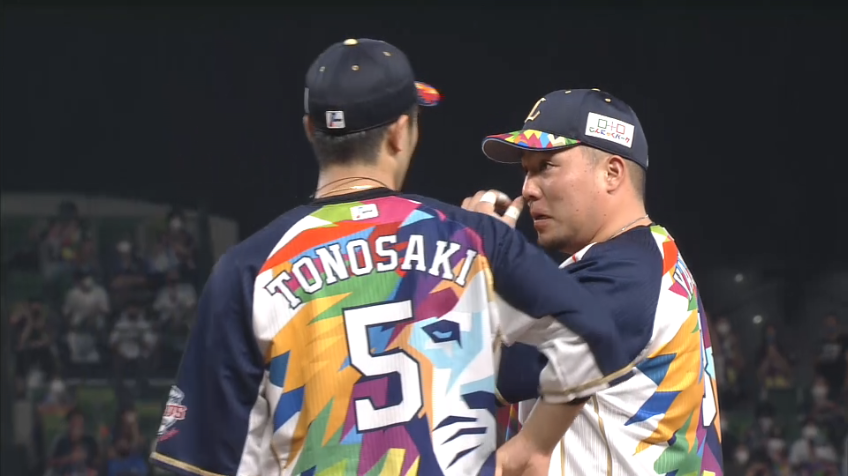 6回表・L外崎 天井直撃のフライを捕球してダブルプレー!!