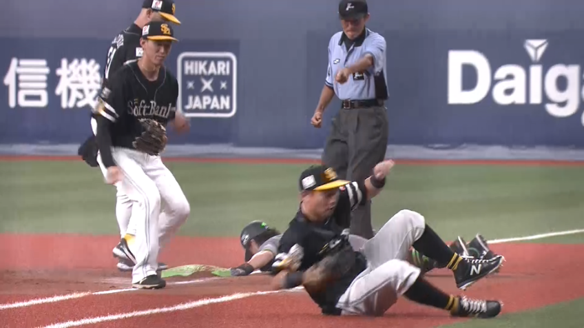 7回裏・H中村晃 全力プレーでセーフティーバントをアウトに!!