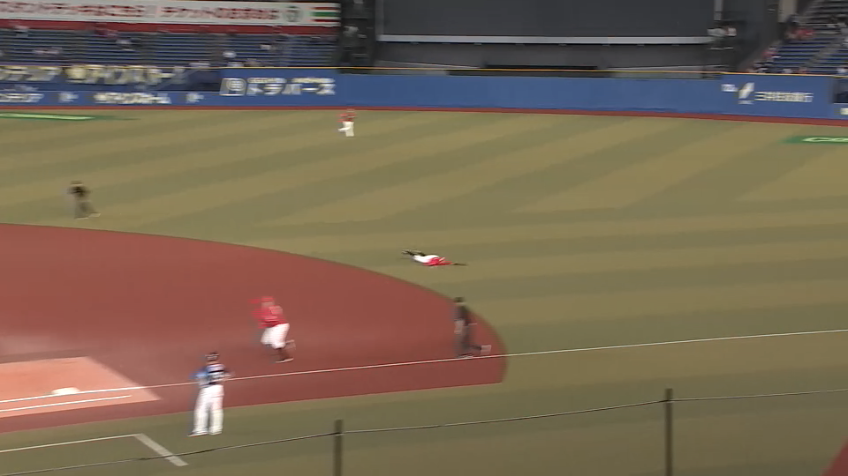 2回表・M中村 一二塁間を抜けそうな鋭い打球を横っ飛びで見事キャッチ!! 好守を見せる!!