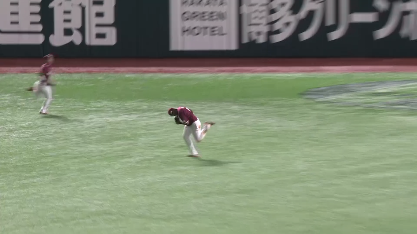 7回裏・Eオコエ 俊足を活かした見事なランニングキャッチを披露!!