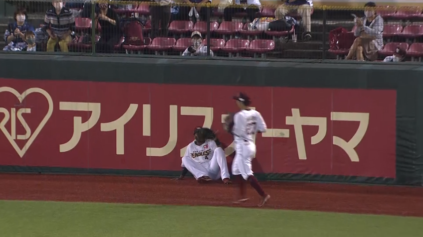 3回表・Eオコエ センターフェンス際のフライを見事にジャンピングキャッチ!!