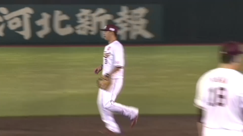 5回表・E浅村 難しいゴロを難なく処理!! その後のジャンピングスローも完璧!!