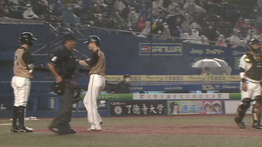 1回表・F高濱 打ち上げた打球がラッキーなタイムリーヒットとなり、先制点をもたらす!!