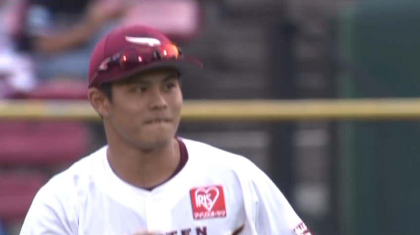 8回表・E山崎剛 1,2塁間を抜けようかという打球に追いつくナイスキャッチ!!