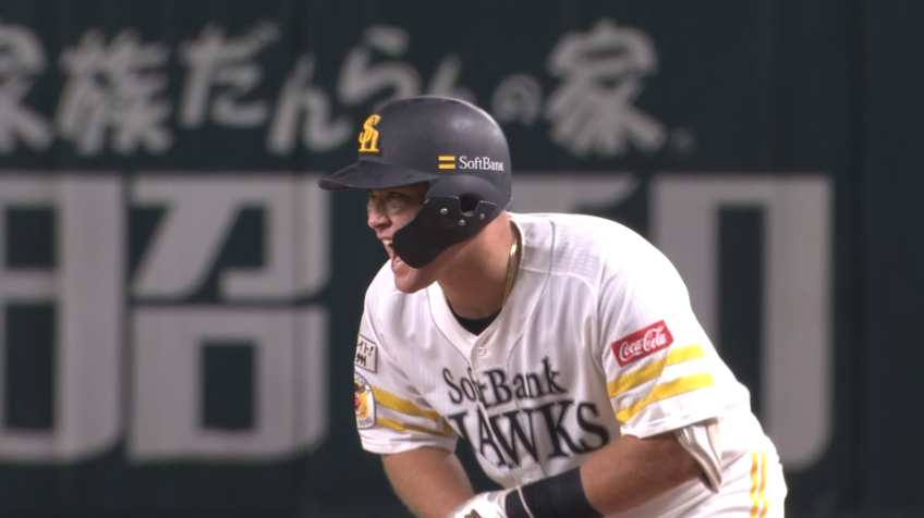 7回裏・Hリチャード 見守るご家族の前で決めた‼ 待望のプロ初安打を放つ‼