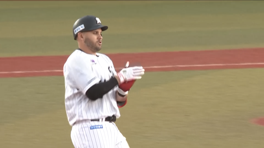 1回裏・Mレアード 左中間を破るタイムリーで2点を先制!!