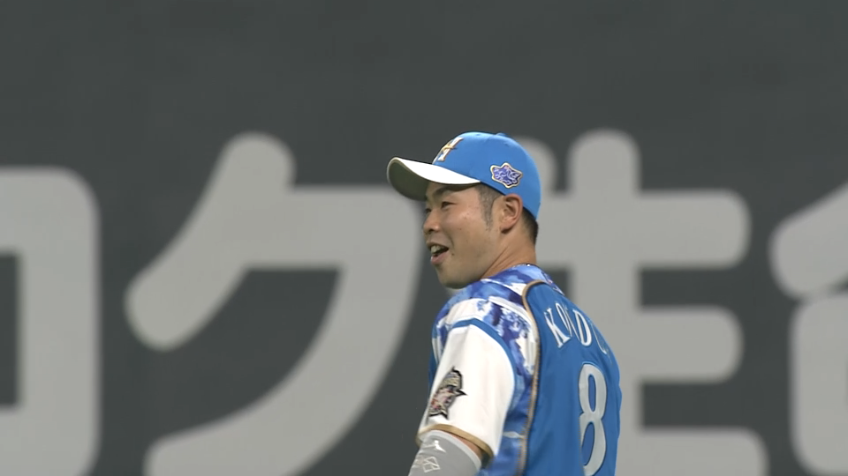 6回表・F近藤 ライトフライを捕球後、すかさず1塁へ送球しダブルプレーに!!