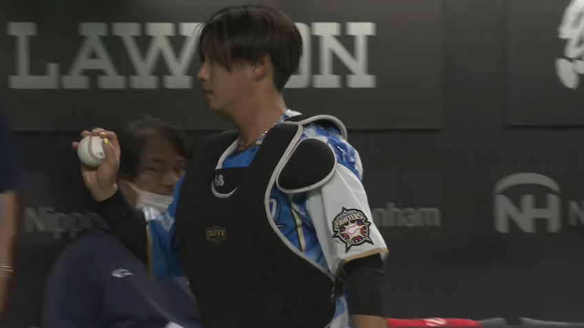 8回表・F石川亮 広いファールグラウンドで激走してフライをキャッチするファインプレー!!