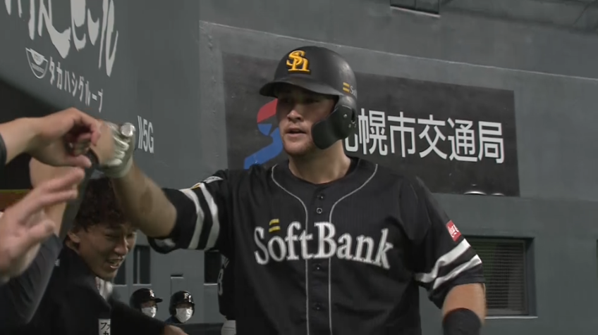 6回表・Hリチャード 広い札幌ドームにライナーで叩き込むパワー!! 豪快ホームラン!!