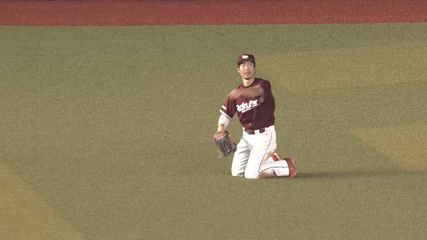 8回裏・E島内 ライナー性の打球を上手くキャッチする好プレーを見せる!!