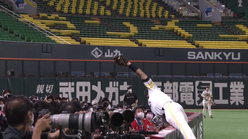 3回表・Hリチャード ファウルフライを体を張りながらもキャッチするファインプレー!!