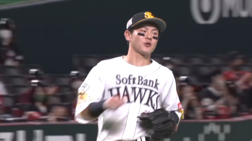 6回表・H牧原大 ショートへの弱い打球にチャージして軽やかに送球!!