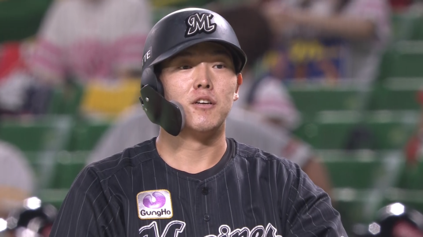 7回表・M安田 最後は右手一本で!! ライト前に運ぶ同点のタイムリーヒット!!