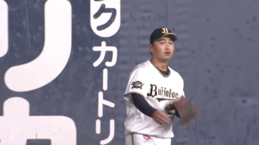 4回表・B西村 レフトフェンス際の打球をナイスキャッチ!!