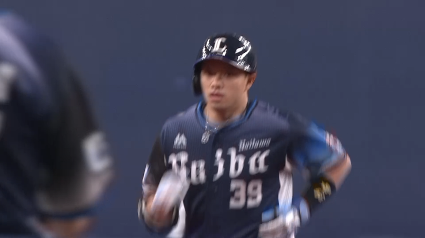 3回表・L呉 ライトスタンド中段に飛び込む先制ホームランを放つ!!