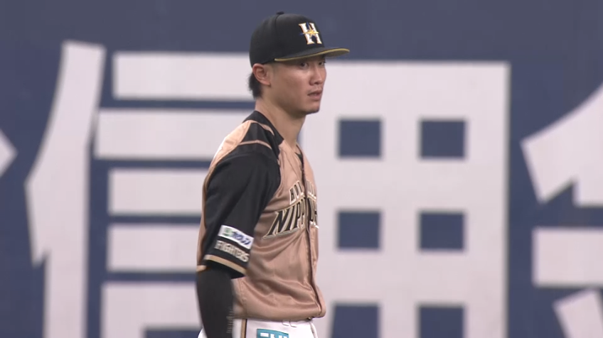 5回裏・F西川 落ちそうな打球をスライディングキャッチの好プレー!!