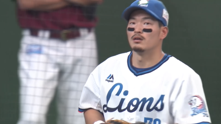 5回表・L川越 フェンス際の打球に追いつくスライディングキャッチ!!