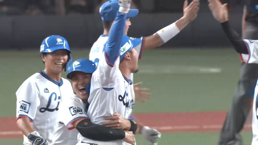 9回裏・L柘植 今季初のサヨナラ勝ち!! 低めの変化球にうまく合わせたサヨナラタイムリーヒット!!