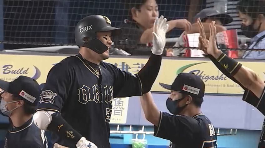 4回表・B T-岡田 ライトポール際に叩き込んだ!! プロ入り通算200号となる逆転3ランホームランを放つ!!