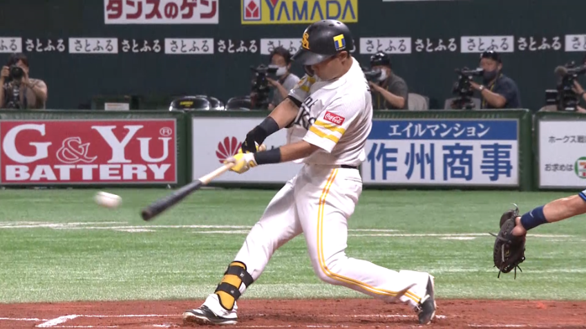 1回裏・H中村晃 ヒットエンドランを決め、幸先よく先制した!!