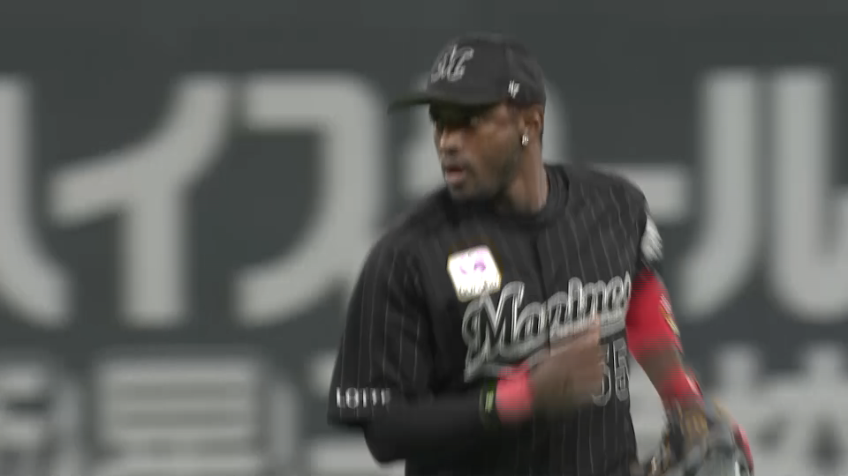 6回裏・Mエチェバリア 頭上を越えそうな打球をジャンピングキャッチでアウトに!!