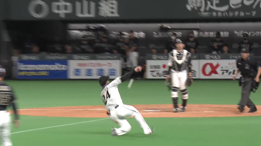 5回表・F野村 フライになったバントの打球をスライディングキャッチ!!
