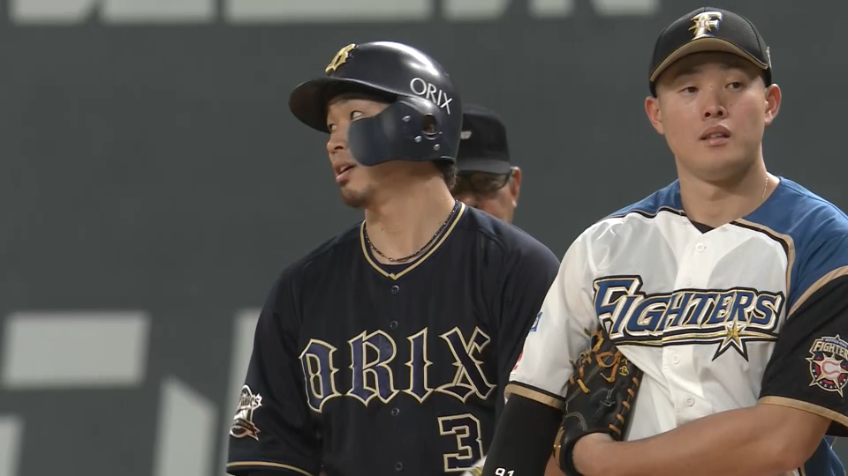 6回表・B安達 右中間へのヒットは本日2打点目のタイムリー!!