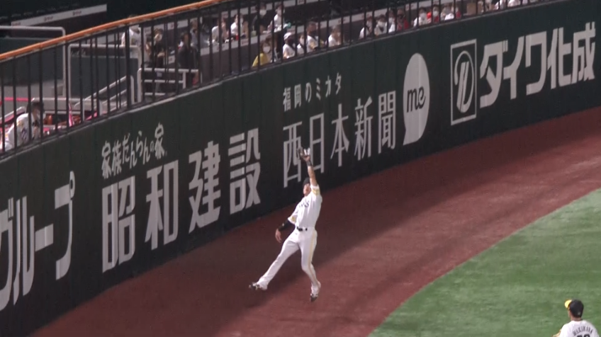 8回表・H柳田 チームを救うビッグプレー!! フェンスを恐れず後方へのフライをキャッチした!!