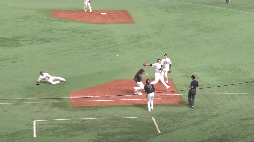 8回表・M藤岡 ボテボテの当たりも全力疾走!! チーム初ヒットを放つ!!
