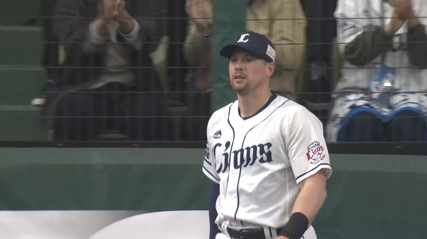 4回表・Lオグレディ フェンス際で投手を助けるナイスキャッチ!!