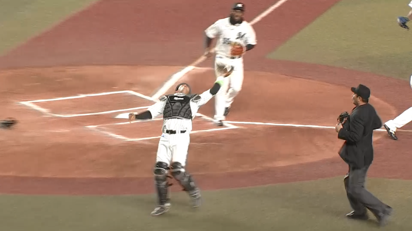 7回表・M佐藤都志也 風に流される難しいフライをしっかり掴む!!