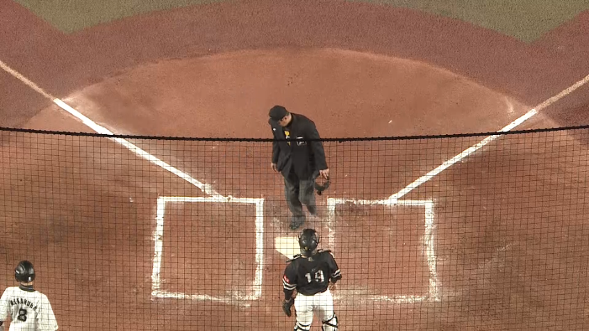 7回裏・M中村奨吾 ラインがずれていることに気付き、整備を要求した!!