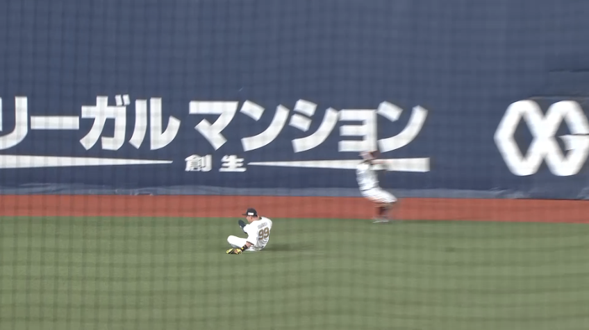 6回表・B杉本裕太郎 好投続ける先発を助けるスライディングキャッチ!!