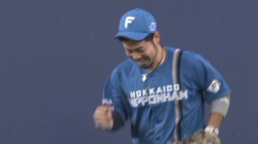 6回裏・F近藤健介 横っ飛び!! 右中間の打球に追いつく超ファインプレー!!